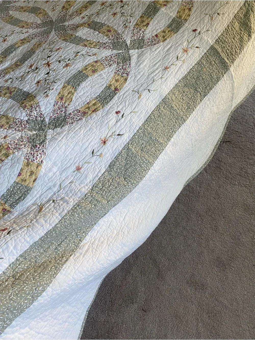 Vintage Classic Double Wedding Ring Quilted Bedspread in Cream and Green